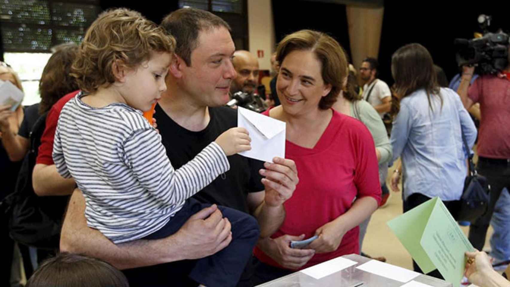 La alcaldesa de Barcelona, Ada Colau, con su marido, Adrià Alemany, y su hijo, en las elecciones municipales / CG