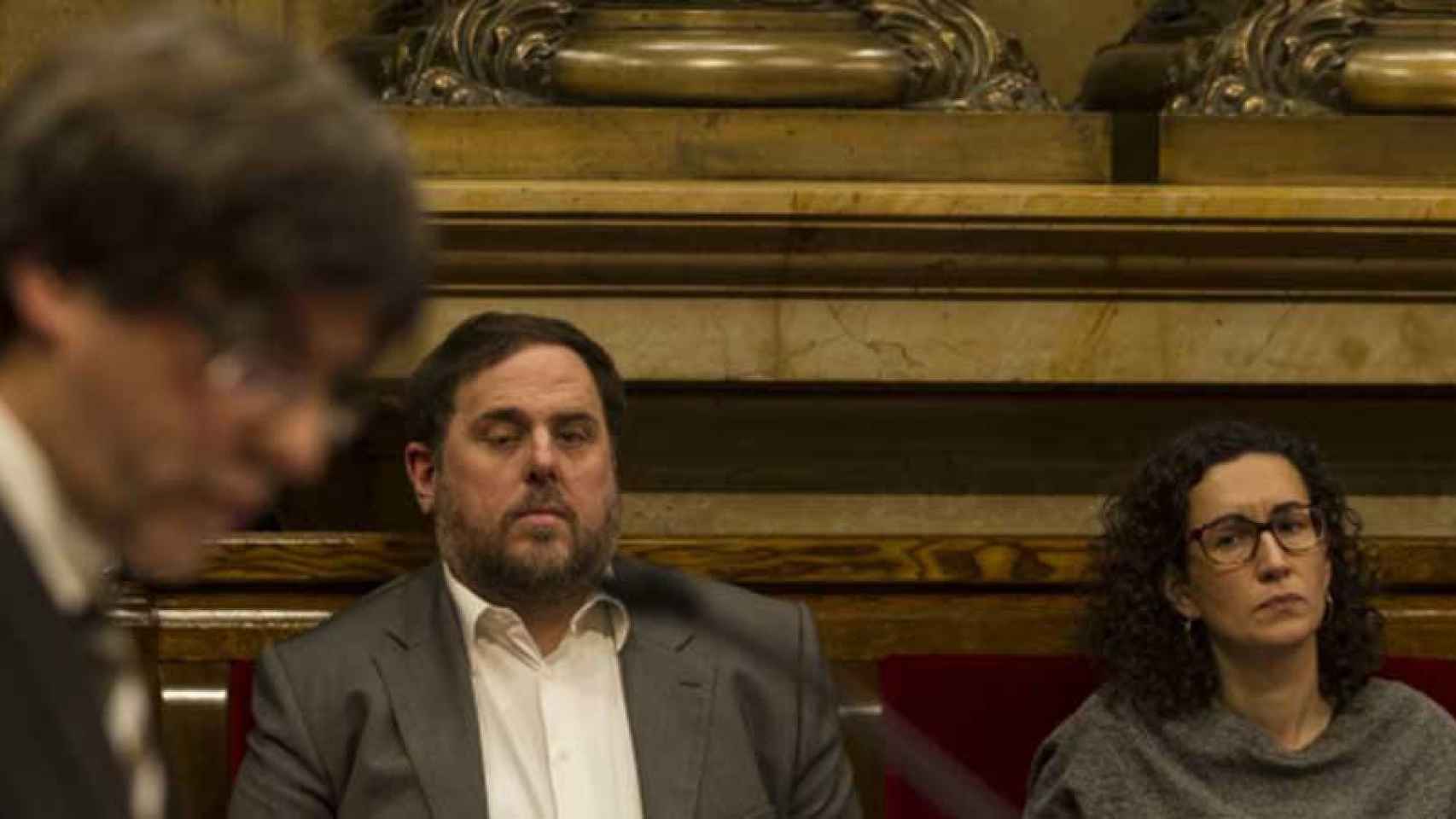 Oriol Junqueras y Marta Rovira, de ERC, escuchan al nuevo presidente Carles Puigdemont en el Parlament / PARLAMENT