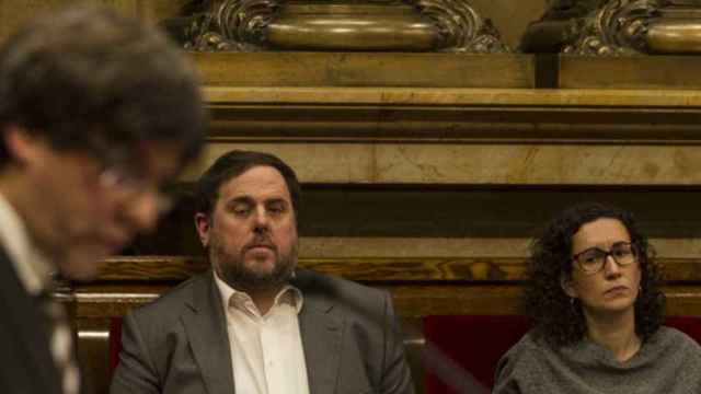 Oriol Junqueras y Marta Rovira, de ERC, escuchan al nuevo presidente Carles Puigdemont en el Parlament / PARLAMENT