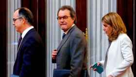 Jordi Turull (i), Artur Mas y Marta Pascal (d), coordinadora de PDeCAT en los pasillos del Parlamento catalán / EFE