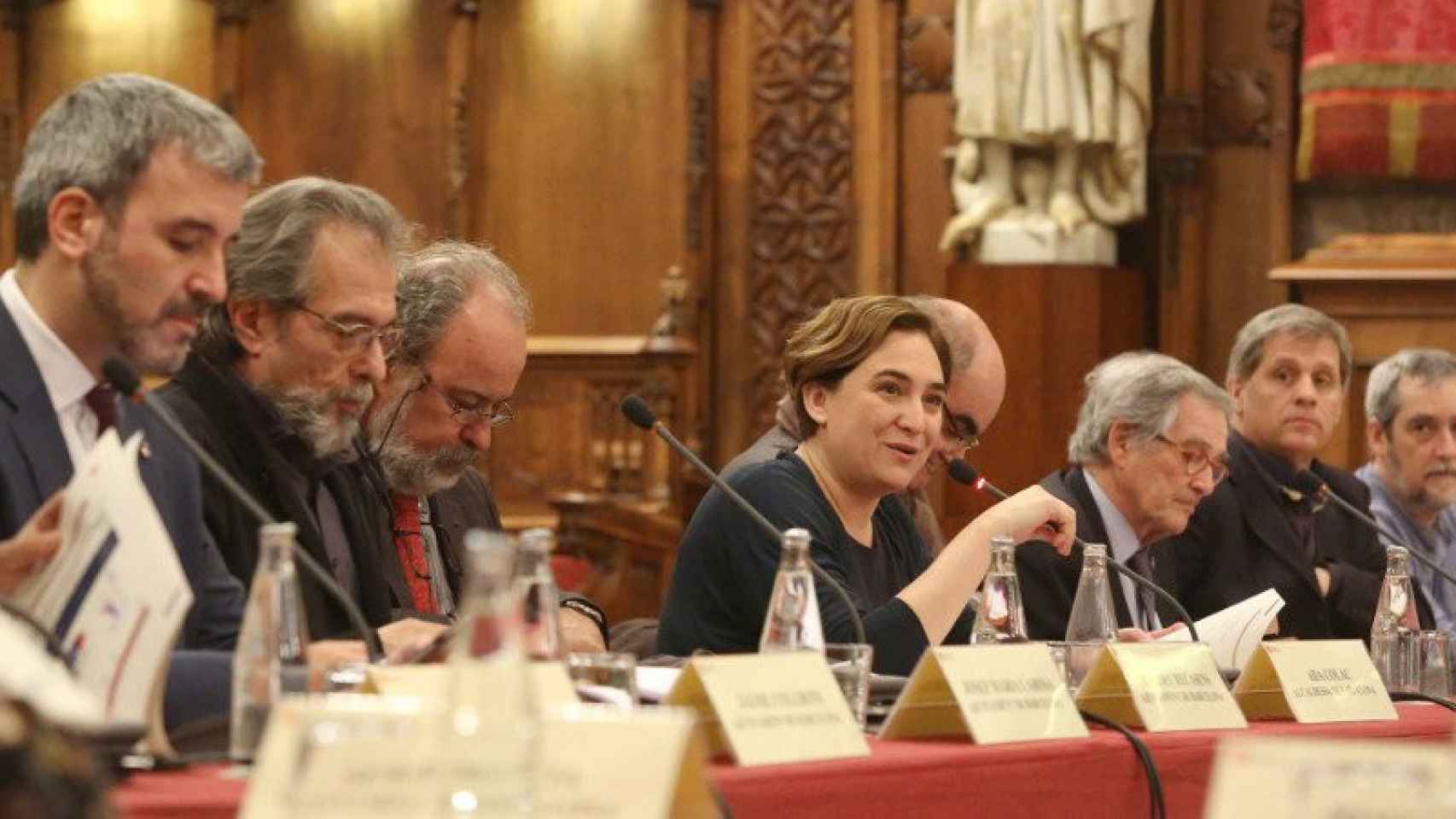 Ada Colau, alcaldesa de Barcelona, junto a los líderes municipales del PSC, Jaume Collboni; de CiU, Xavier Trias, y del PP, Alberto Fernández Díaz, entre otros /CG