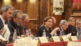 Ada Colau, alcaldesa de Barcelona, junto a los líderes municipales del PSC, Jaume Collboni; de CiU, Xavier Trias, y del PP, Alberto Fernández Díaz, entre otros /CG