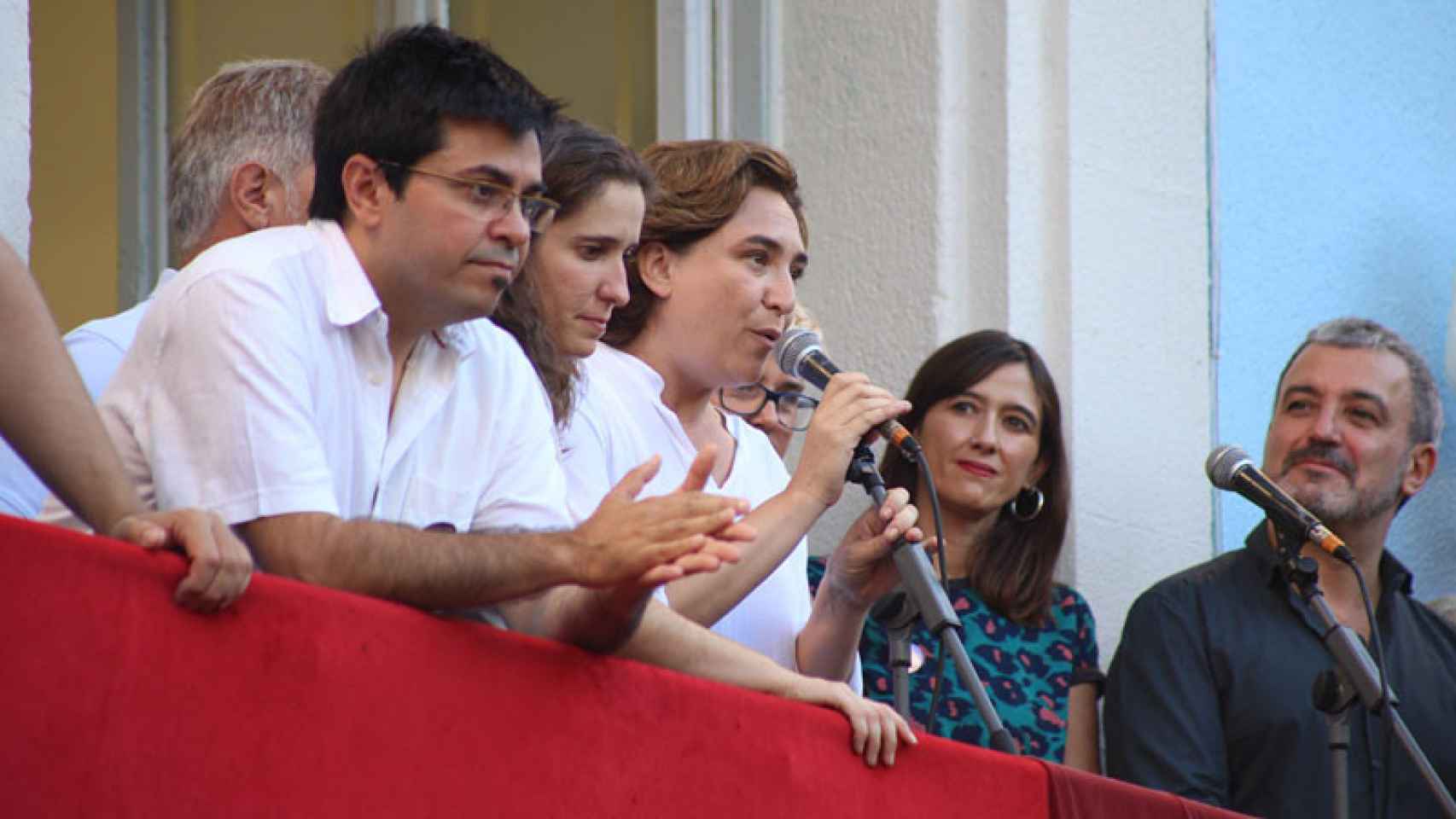 Ada Colau (c), da el disparo de salida de las fiestas de Gràcia junto a su mano derecha, Gerardo Pisarello (i), el socialista Jaume Collboni (d) y la alcaldesa de Santa Coloma de Gramanet, Núria Parlon (segunda d). / CG