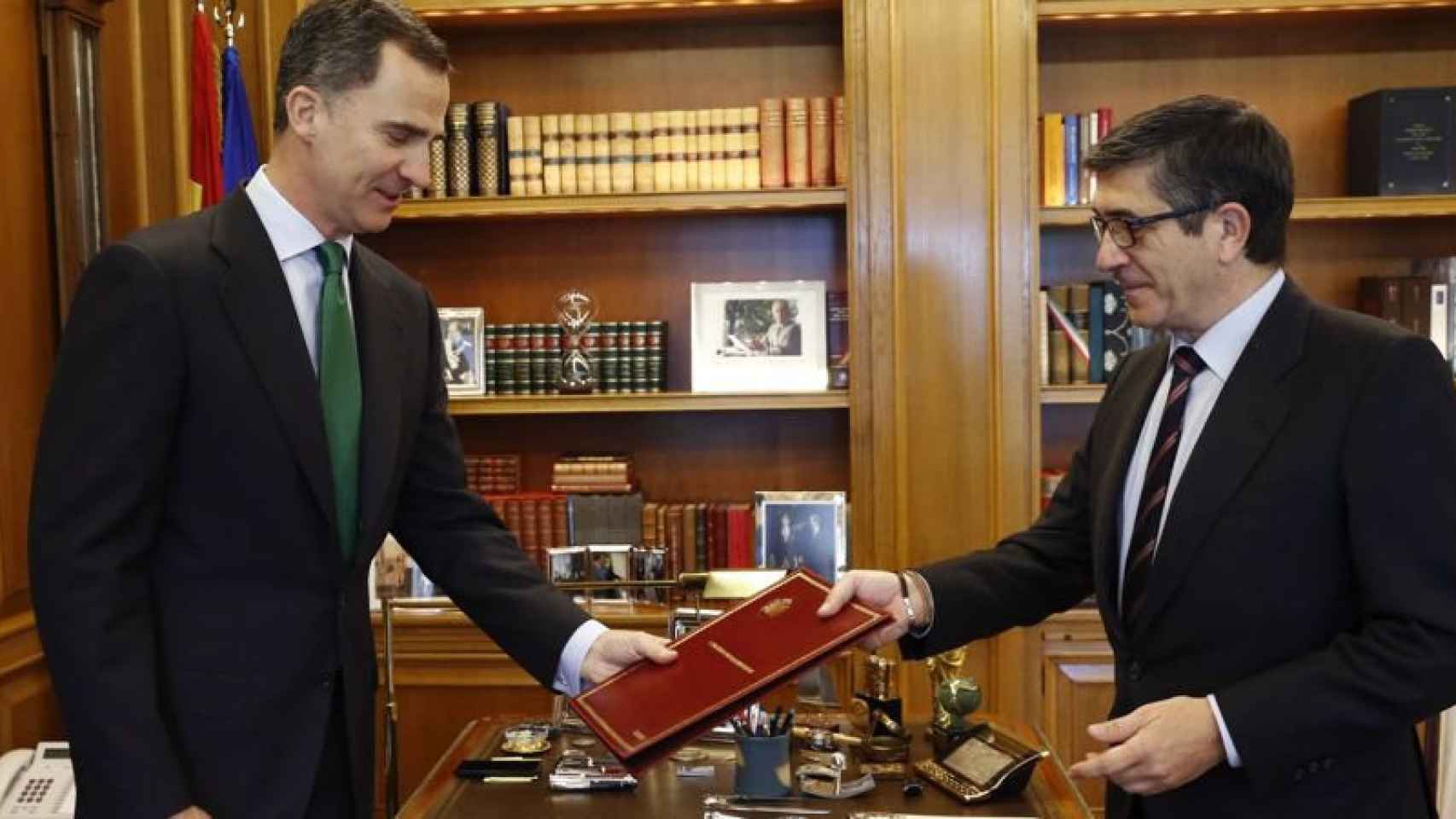 El rey Felipe entrega al presidente de la Cámara, Patxi López, el decreto de convocatoria de elecciones generales ya firmado.