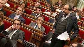 El presidente en funciones de la Generalitat, Artur Mas, y el diputado de la CUP Antonio Baños, en el Parlament