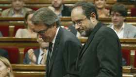 Artur Mas (izquierda) y Antonio Baños (derecha) en el Parlament