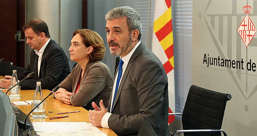 La alcaldesa de Barcelona, Ada Colau, entre los líders municipales de ERC, Alfred Bosch, y del PSC, Jaume Collboni.