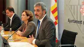 La alcaldesa de Barcelona, Ada Colau, entre los líders municipales de ERC, Alfred Bosch, y del PSC, Jaume Collboni.