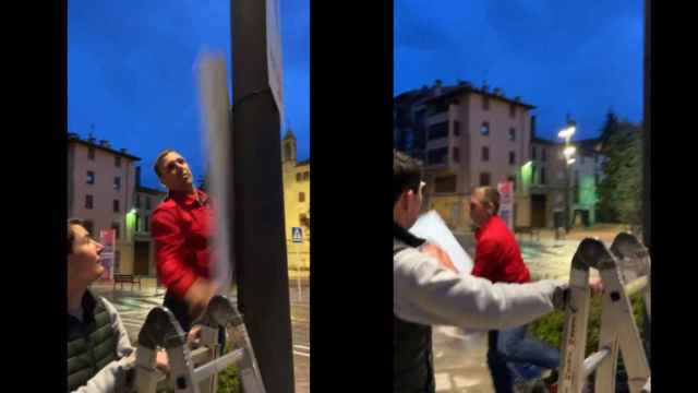Una persona arranca el cartel electoral del PP en Vic
