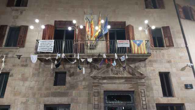 Bragas, calzoncillos y sujetadores colgando del balcón del Ayuntamiento de Tàrrega con motivo del Carnaval / CEDIDA
