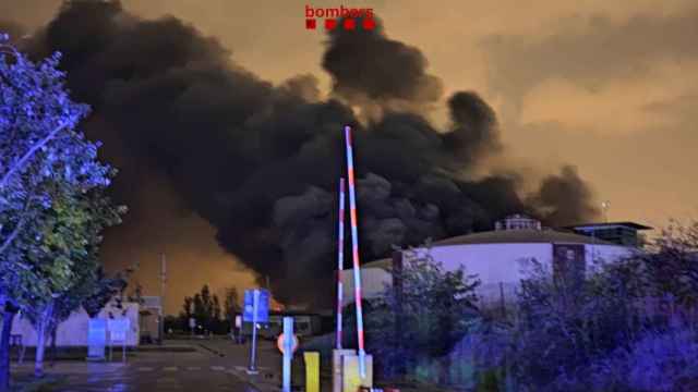 Incendio en la depuradora de El Prat de Llobregat / BOMBERS