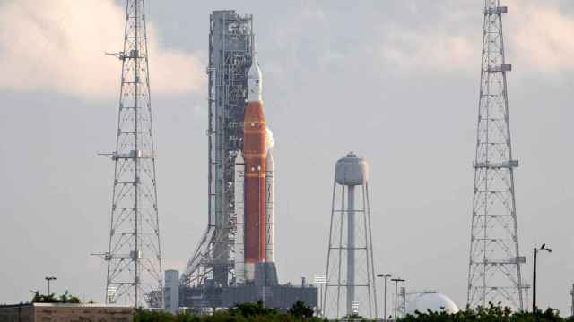 El cohete Artemis 1 en Estados Unidos, donde ha sido cancelado por la Nasa el lanzamiento a raíz de problemas técnicos en el motor / EFE - EPA - CRISTOBAL HERRERA-ULASHKEVICH
