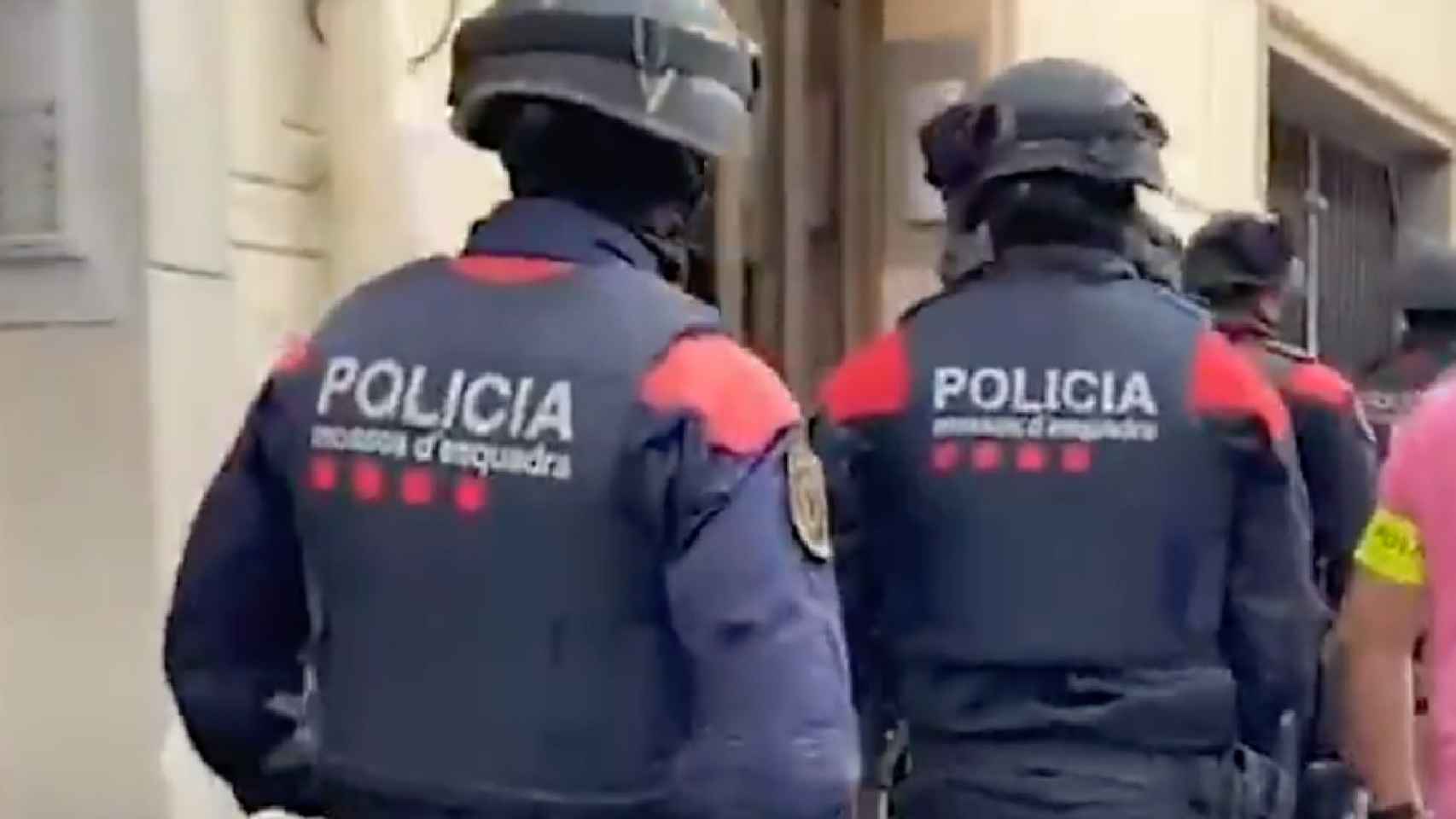 Los Mossos d'Esquadra detienen a los autores de una decena robos en entidades bancarias de Barcelona / MOSSOS