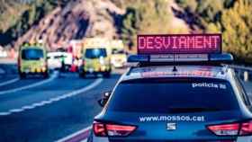 Mossos y sanitarios del SEM intervienen en un accidente de tráfico, como el que ha fallecido el conductor de un turismo en Sant Feliu de Buixalleu / MOSSOS