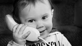 Un niño hace ver que habla por teléfono / PIXABAY