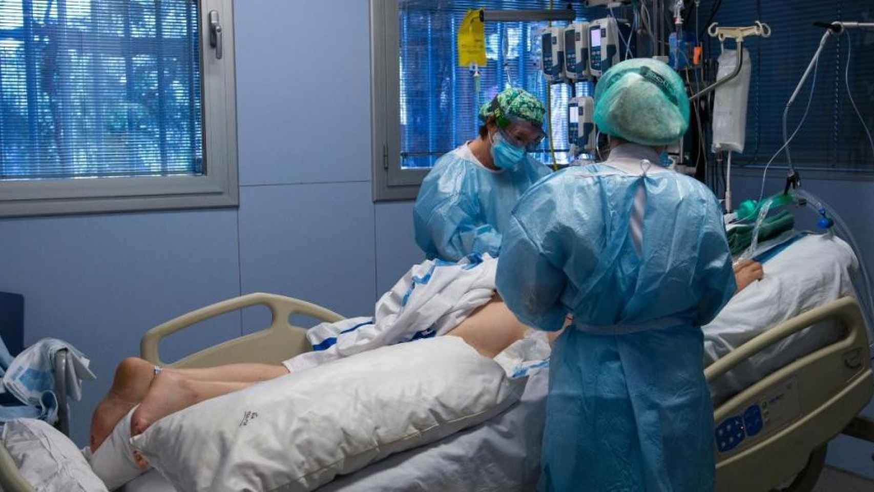 Sanitarios atienen a un paciente que padece Covid, por lo que su salud está deteriorada / EP