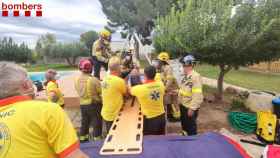 Los bomberos durante el rescate del operario en Miravet / BOMBERS