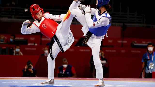 La española Adriana Cerezo (i), peleando ante la tailandesa Panipak Wongpattanakit en la final de la categoría femenina de menos de 49 kilos en taekwondo durante los Juegos Olímpicos de Japón 2020 / EFE - Miguel Gutiérrez
