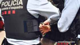 Agente de los Mossos esposan a un detenido / MOSSOS D'ESQUADRA
