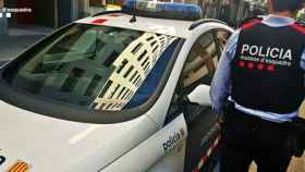 Un agente de los Mossos junto al vehículo policial: la policía catalana detiene a otro sospechoso en el caso del cádaver aparecido en el maletero de un coche en Roses / MOSSOS D'ESQUADRA