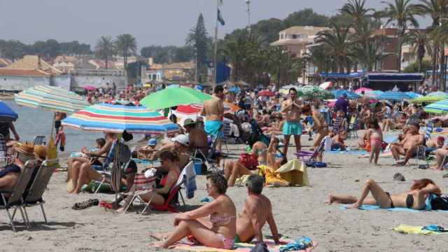 Una playa abarrotada de gente: a partir de mañana la mascarilla será obligatoria / EP