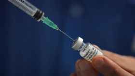 Personal sanitario extrae una dosis de la vacuna contra el Covid-19 / EUROPA PRESS