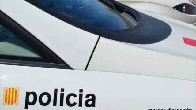 Un coche de los Mossos d'Esquadra, que investigan la muerte en la nave de Reus / EP