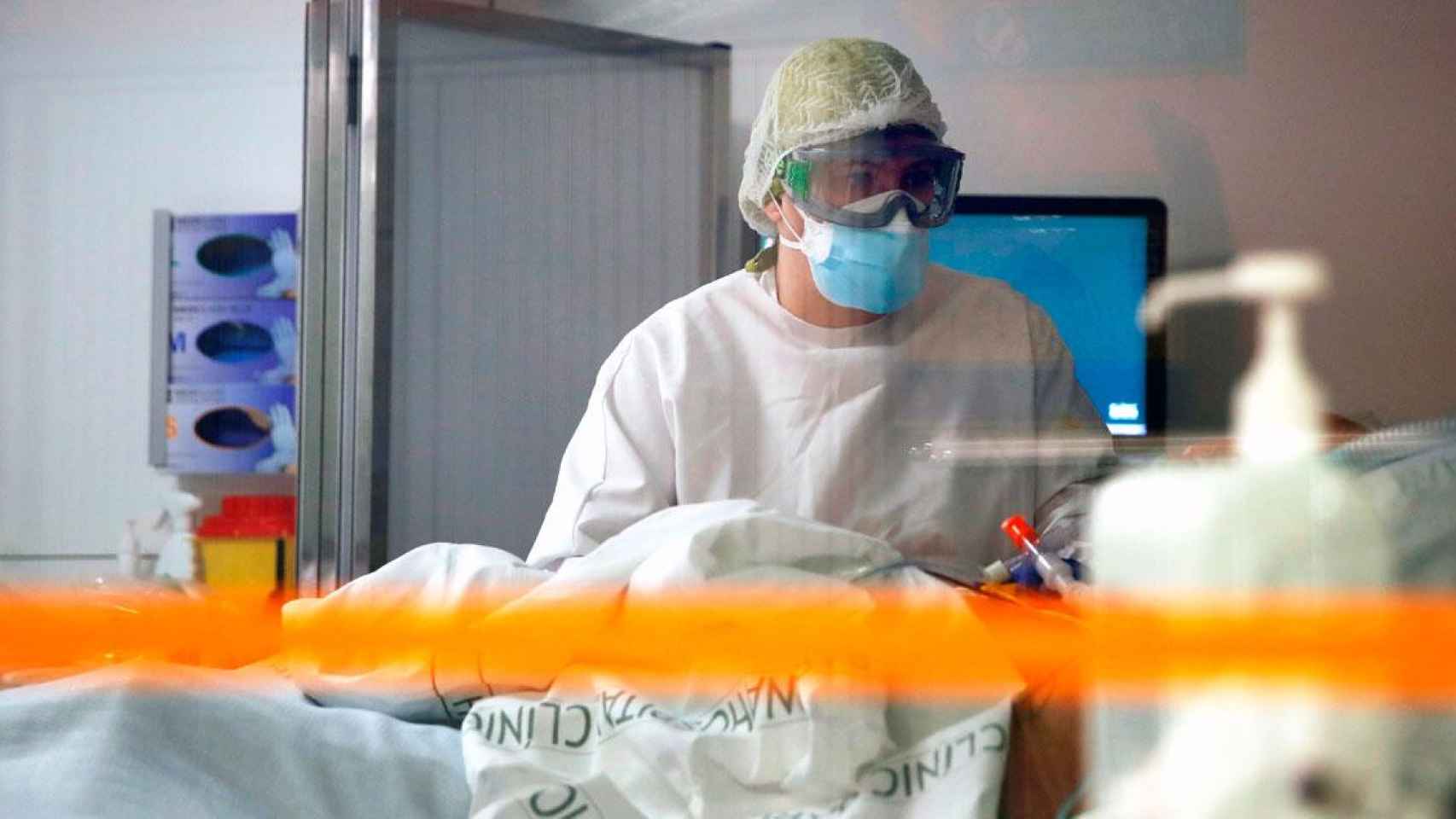 Un sanitario atendiendo a un paciente en Emergencias de un hospital de Barcelona / EFE