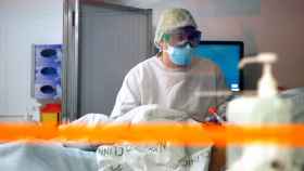 Un sanitario atendiendo a un paciente en Emergencias de un hospital de Barcelona / EFE