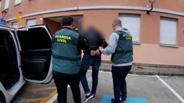 Momento en el que la Guardia Civil detiene al presunto autor de 45 abusos a menores / EP