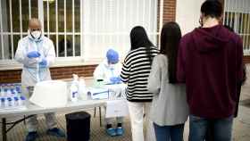 Varias personas hacen cola para someterse a un test de coronavirus en Madrid / EP