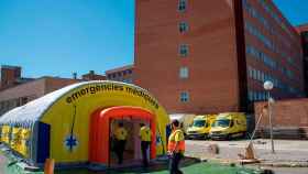Hospital de campaña contra el coronavirus frente al Arnau de Vilanova, en Lleida / EFE