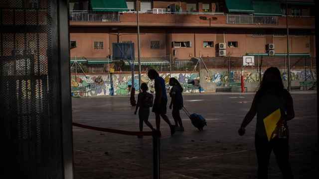 Padres acompañando a sus hijos a la escuela / EUROPA PRESS