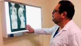 El doctor José Nebot mira una radiografía / VITHAS