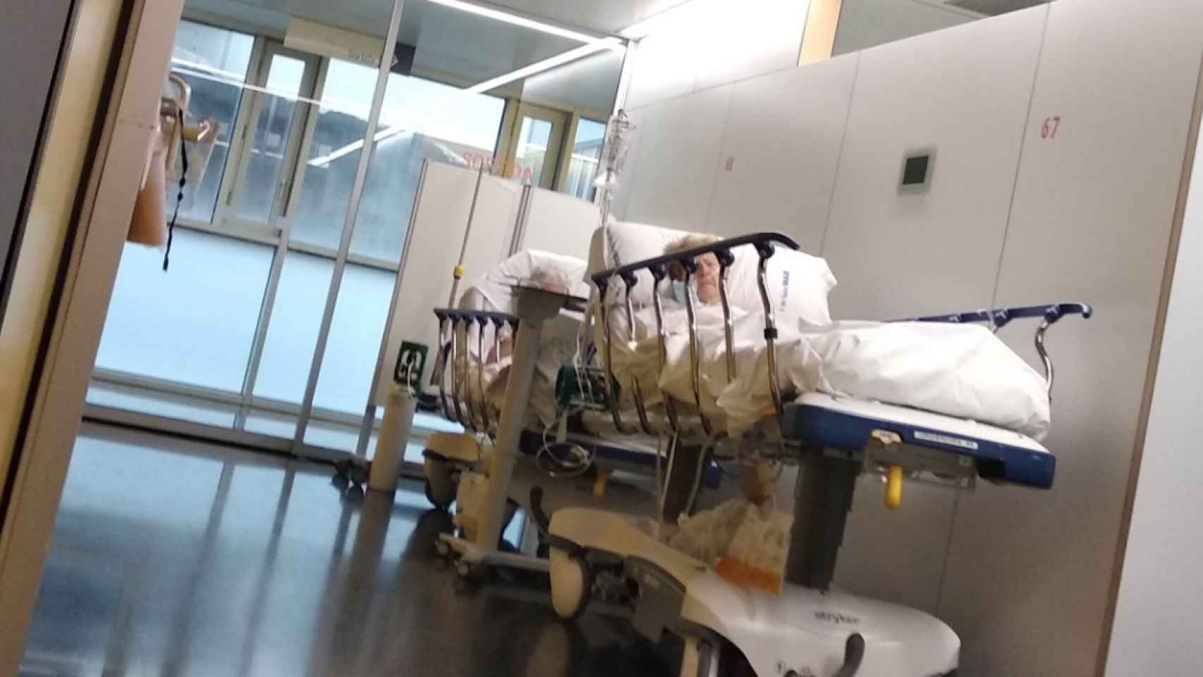 Pacientes en los pasillos del Hospital del Mar a causa del colapso de las urgencias / TWITTER