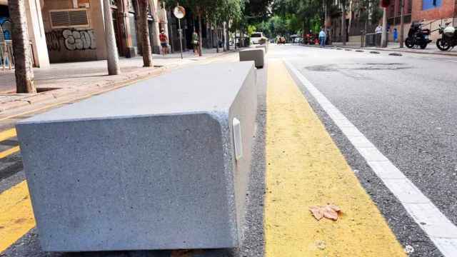Los polémicos bloques de hormigón que el Ayuntamiento de Barcelona, dirigdo por Ada Colau, ha instalado en Consell de Cent / EP