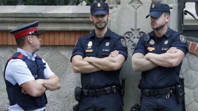 Agentes de Mossos y de Policía Nacional en Barcelona en 2017 / ANDREU DALMAU-EFE