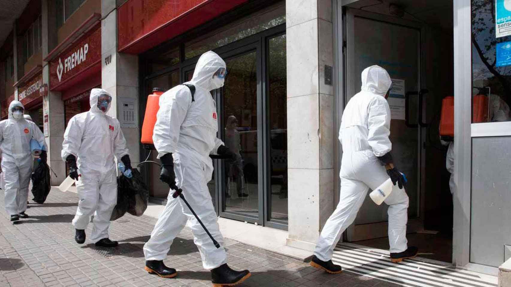 Imagen de efectivos de la Unidad Militar de Emergencias (UME) desinfectando una residencia en Barcelona / EFE