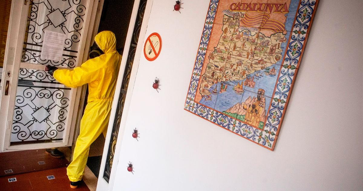 Imagen de las tareas de desinfección en una de las residencias de ancianos catalanas