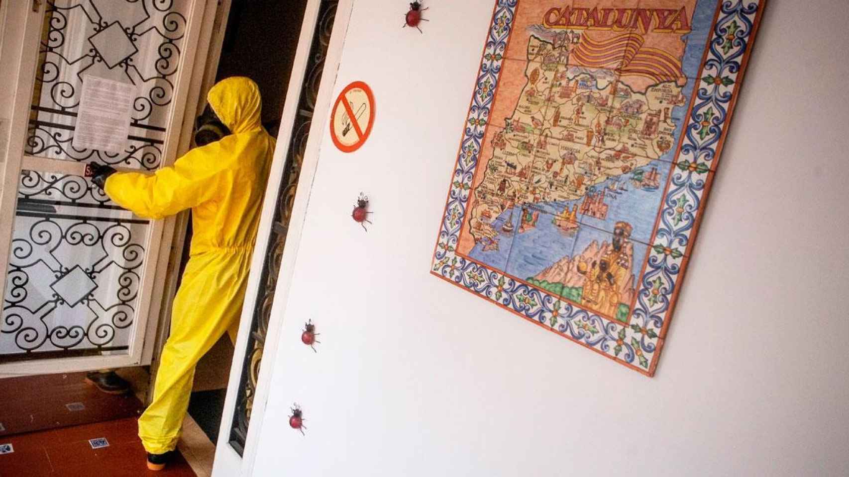 Imagen de las tareas de desinfección en una de las residencias de ancianos catalanas