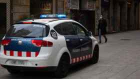 Una patrulla de mossos vigila que se cumpla el confinamiento durante el estado de alarma / MOSSOS