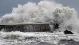 Impacto del fuerte oleaje en la costa de Barcelona, en alerta por fuertes vientos / EFE