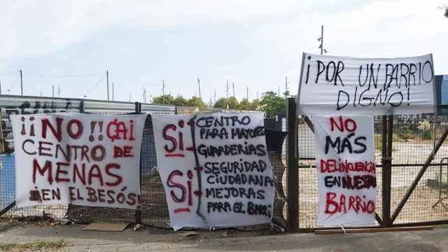 Imagen de la protesta de algunos vecinos del Besòs contra el nuevo centro de menores extranjeros no acompañados (MENA) / CG