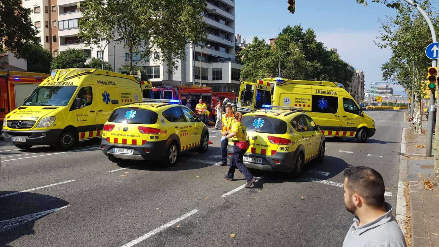 Varias ambulancias y bomberos atienden el hombre arrollado por un camión en la Gran Via de Barcelona / CG