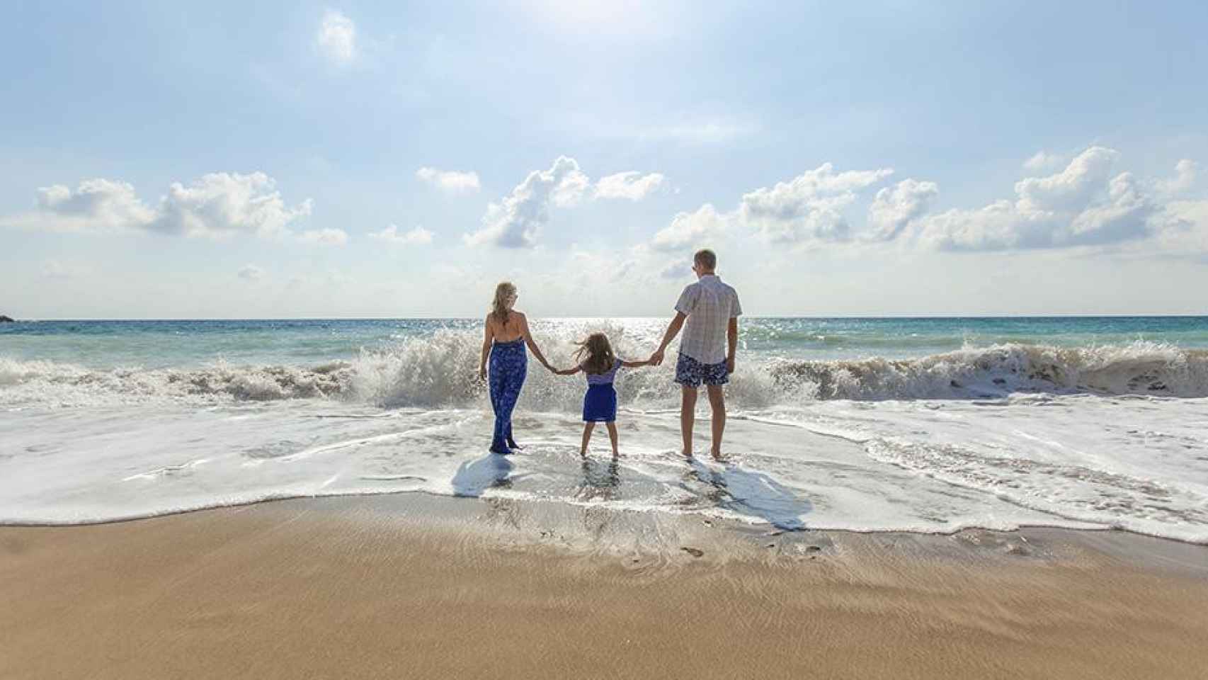 Familia de vacaciones de verano en la playa / UNSPLASH