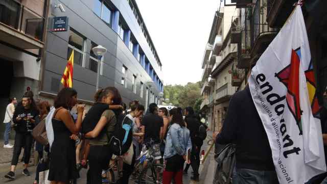 Independentistas protestan ante la comisaría de los Mossos tras la detención del CDR en Girona / @endavant_nord