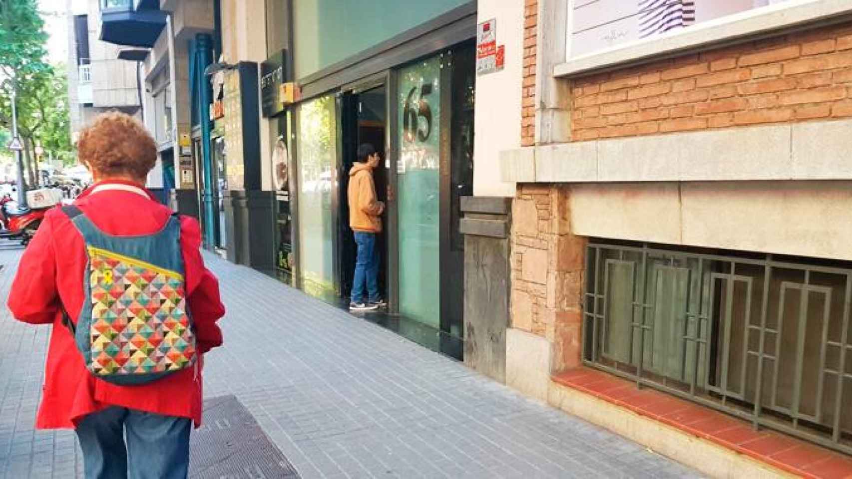 Imagen del 'coffee shop' que intoxica el colegio y congregación salesiana María Auxiliadora de Barcelona / CG