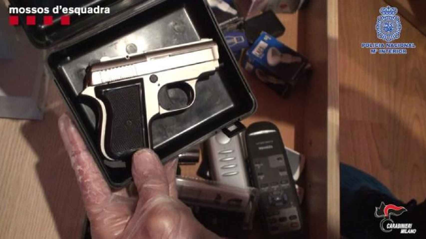 Arma encontrada en el domicilio de los ancianos detenidos por cometer atracos en bancos de Barcelona / MOSSOS
