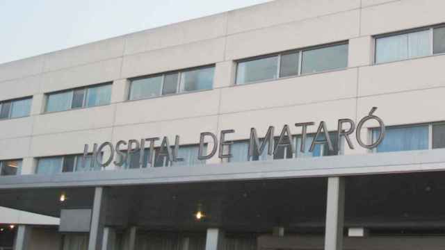 Entrada al Hospital de Mataró, donde fue trasladado uno de los heridos en la pelea / EFE