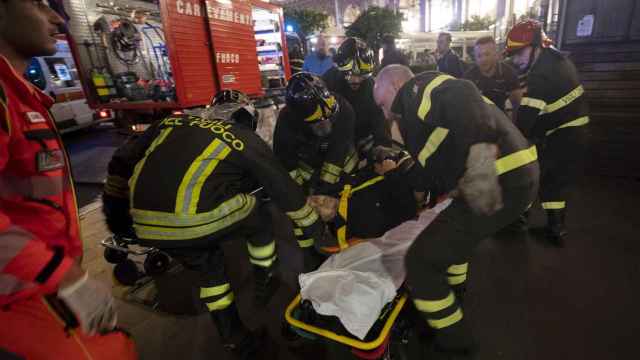 Un herido recibe atención tras el accidente de una escalera mecánica en Roma / EFE